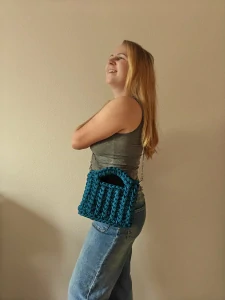 Háčkovaná crossbody modrá