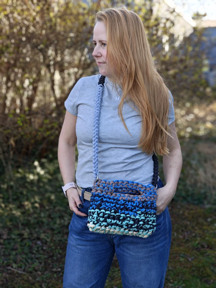 Háčkovaná crossbody barevná