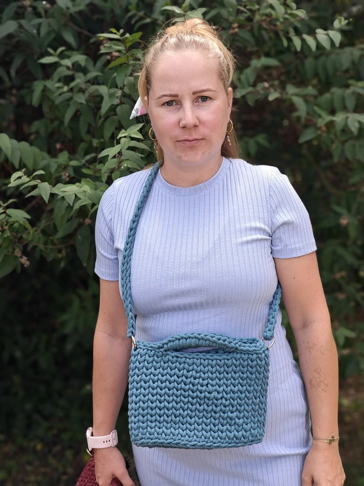 Háčkovaná crossbody modrá