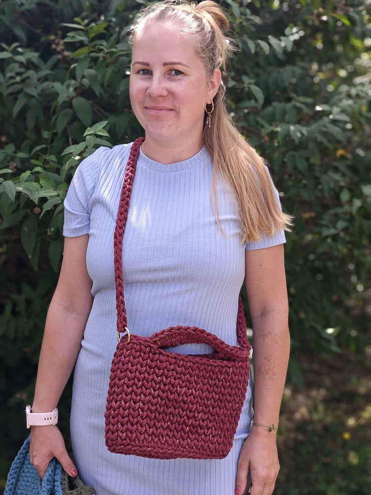 Háčkovaná crossbody červená