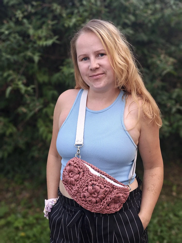 Háčkovaná květinová ledvinka
