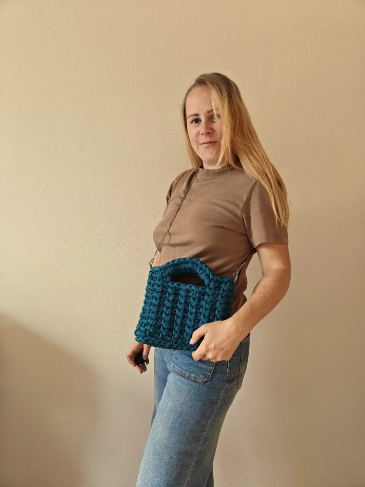 Háčkovaná crossbody modrá