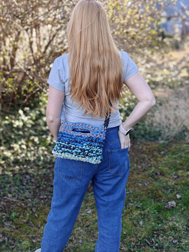 Háčkovaná crossbody barevná