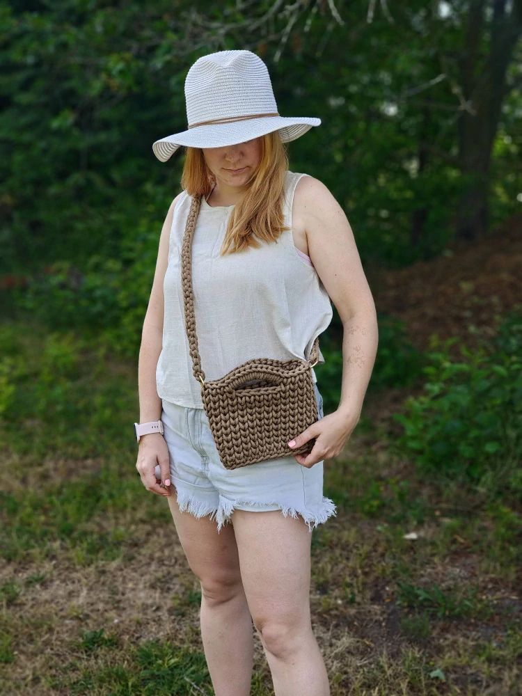 Háčkovaná crossbody hnědá