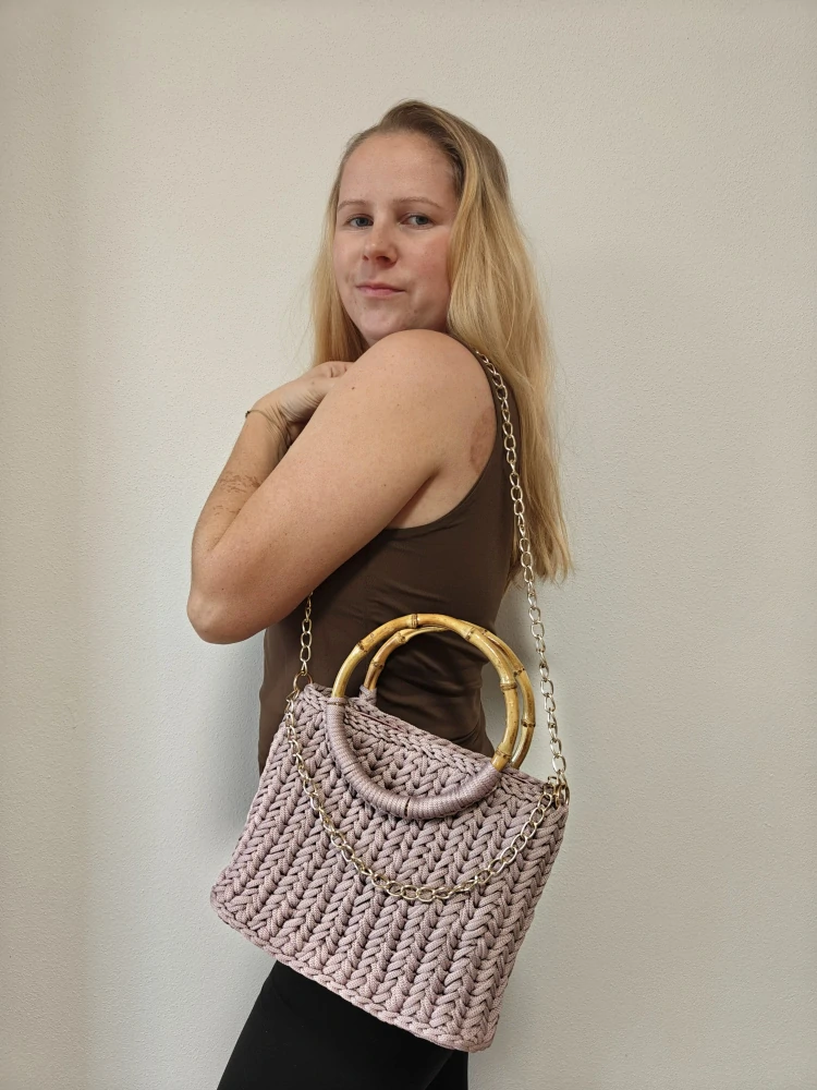 Elegantní kabelka s kulatými uchy