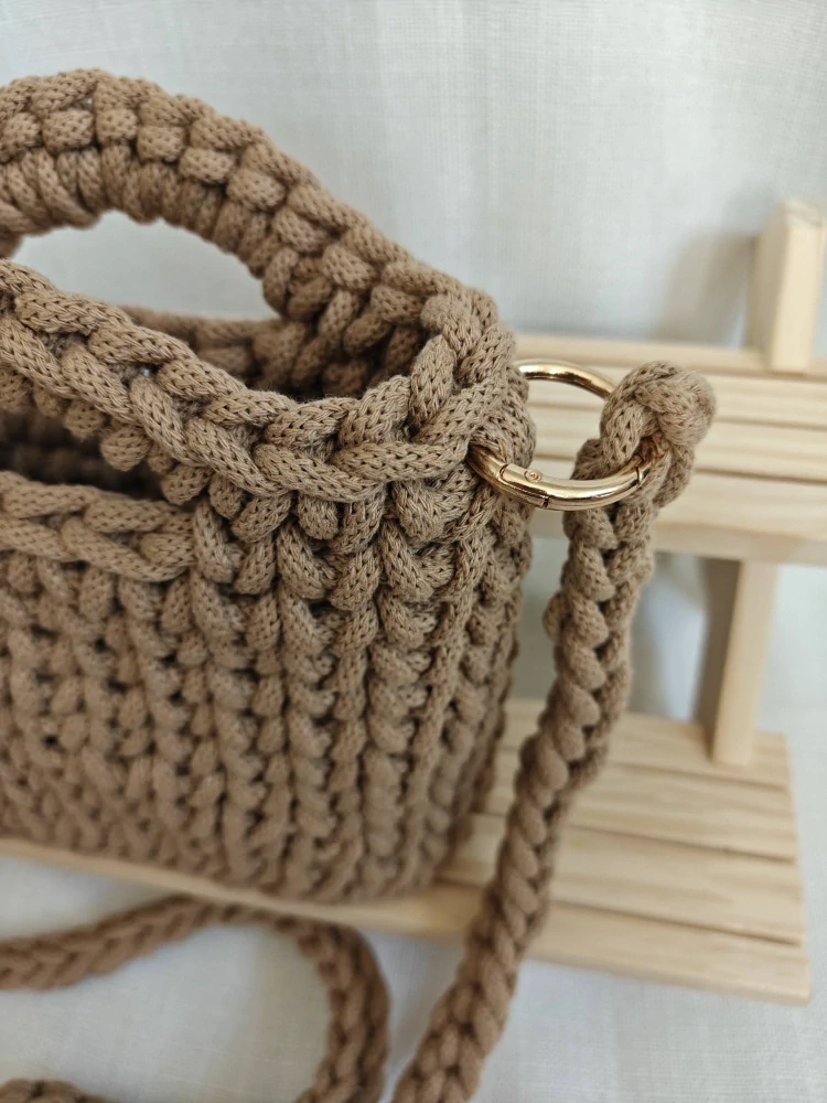 Háčkovaná crossbody hnědá