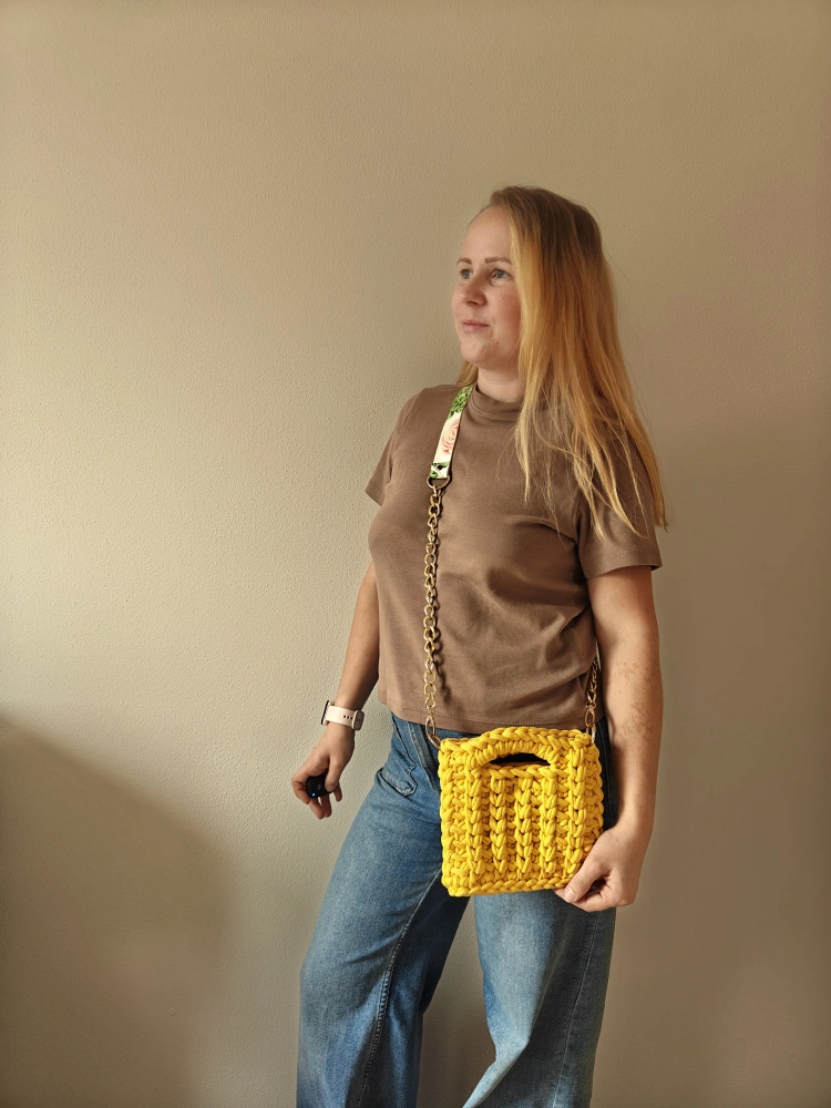 Háčkovaná crossbody žlutá