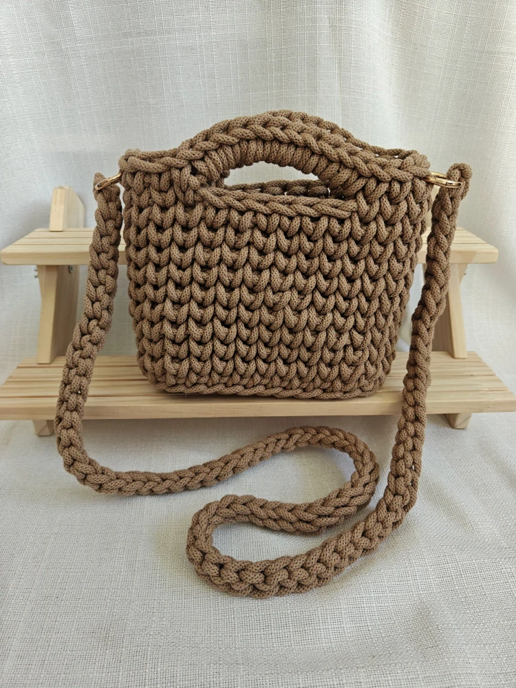 Háčkovaná crossbody hnědá